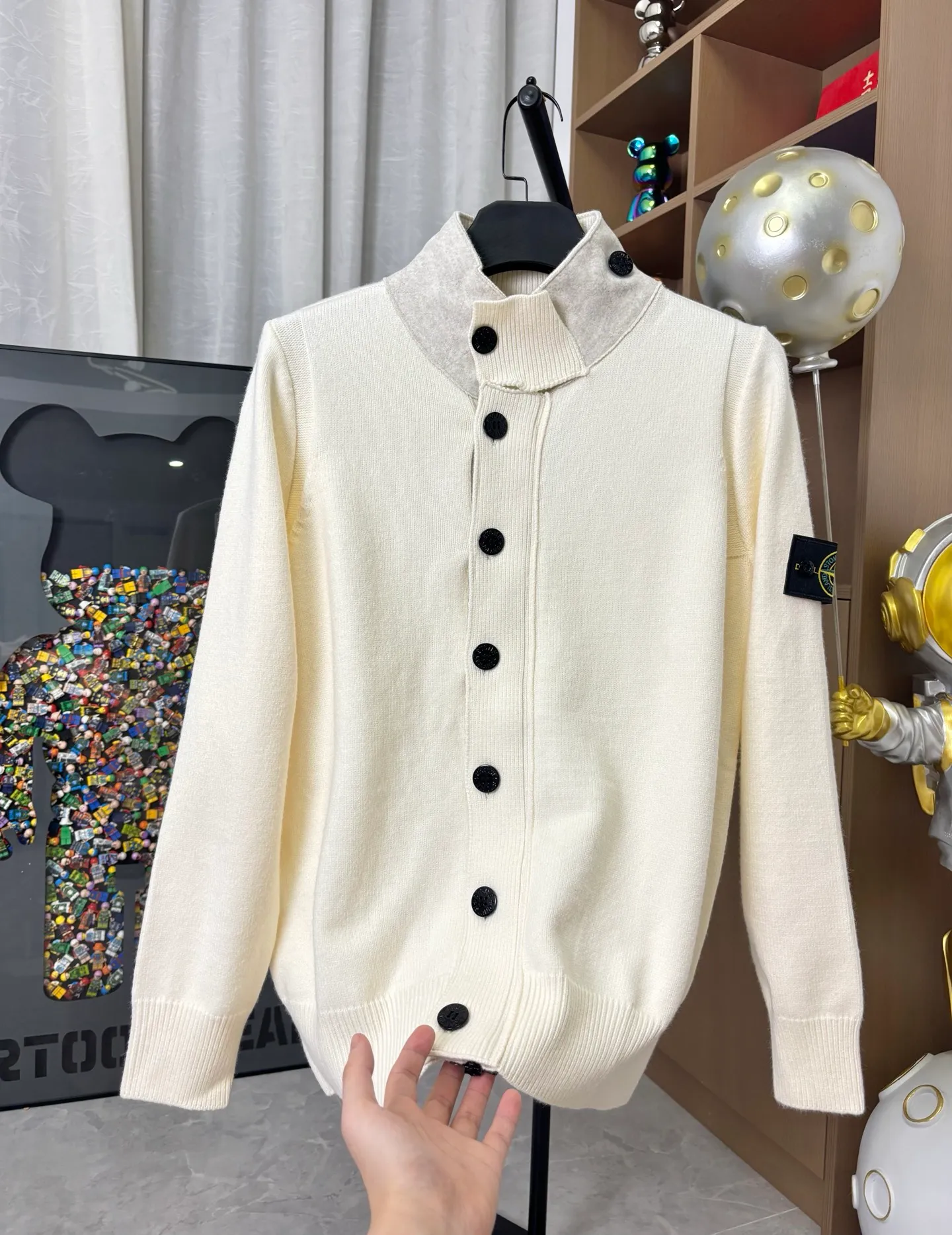 P340 Style number: DC172# Stone Island knitted woolen splicing wool cardigan jacket. The whole garment is made with high-quality machines imported from Germany. Three types of machines. Three weaving methods. The process is complex and tedious. Customized color-dyed wool➕wool splicing. High gram weight, high density and ultra-high quality. The wool is soft, delicate and skin-friendly, and feels soft and silky! The inside is a zipper design and the outside is a button design. The whole garment has nine buttons. It weighs more than 1 kilogram. Color: off-white. Size: S-M-L-Xl.